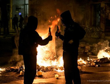 Νέα ένταση στα Εξάρχεια: Ομάδα νεαρών επιτέθηκε με μολότοφ κατά διμοιρίας των ΜΑΤ στην Χαριλάου Τρικούπη